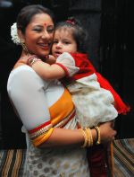 Sai with Daughter at the launch of Sai Deodhar and Shakti Anand_s Production house Thoughtrain Entertainment in Mumbai on 18th Nov 2012.JPG